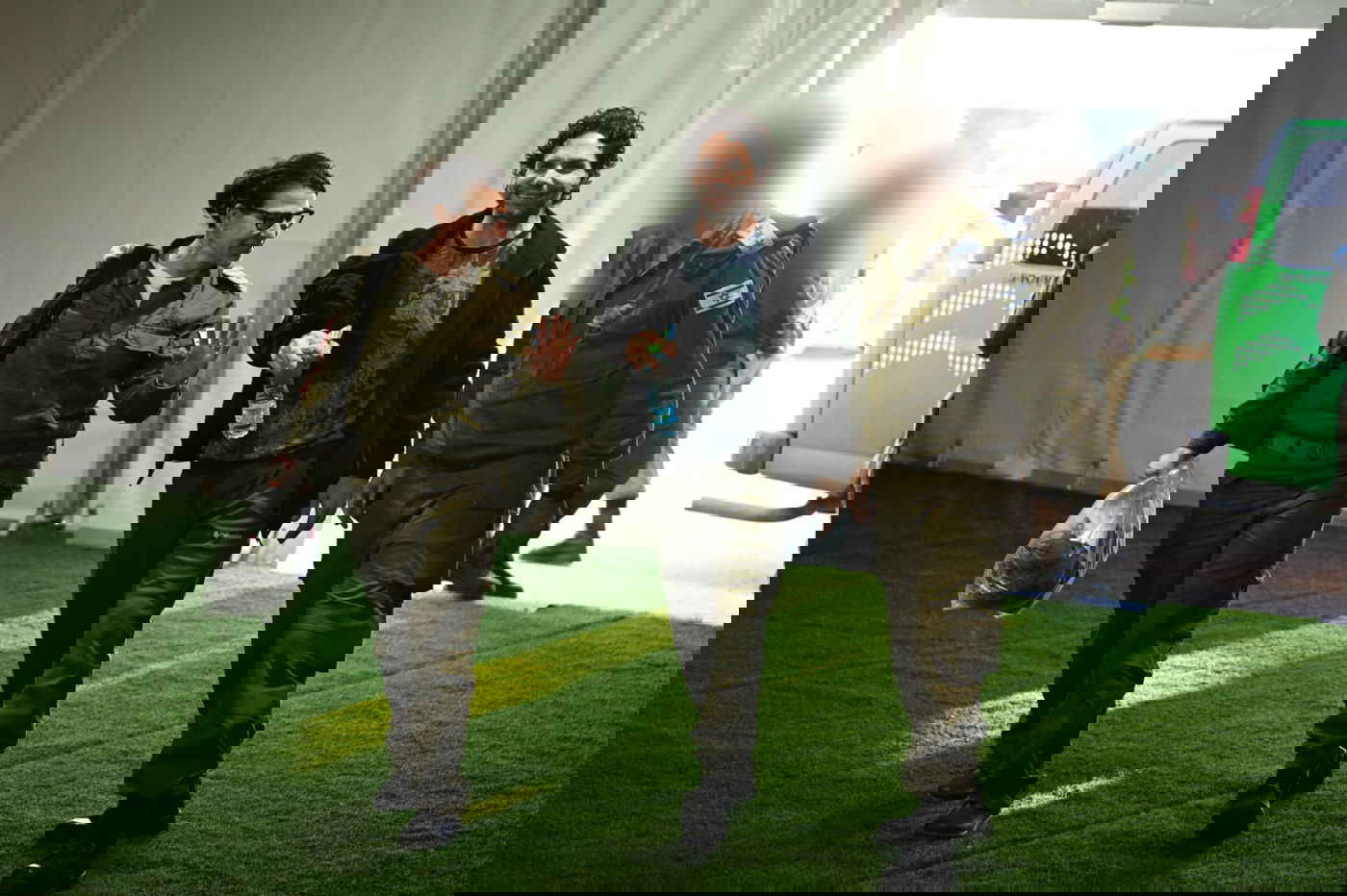 עופר מגיע לנקודת הקליטה הראשונית