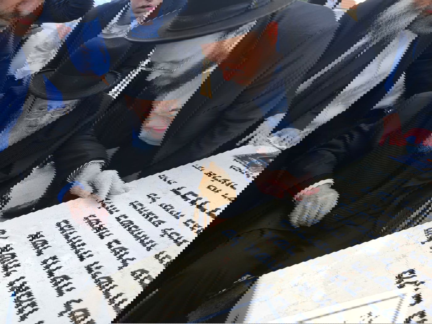 הגרמ"צ ברגמן בעליה לקבר רעייתו הרבנית הצדקנית ע"ה