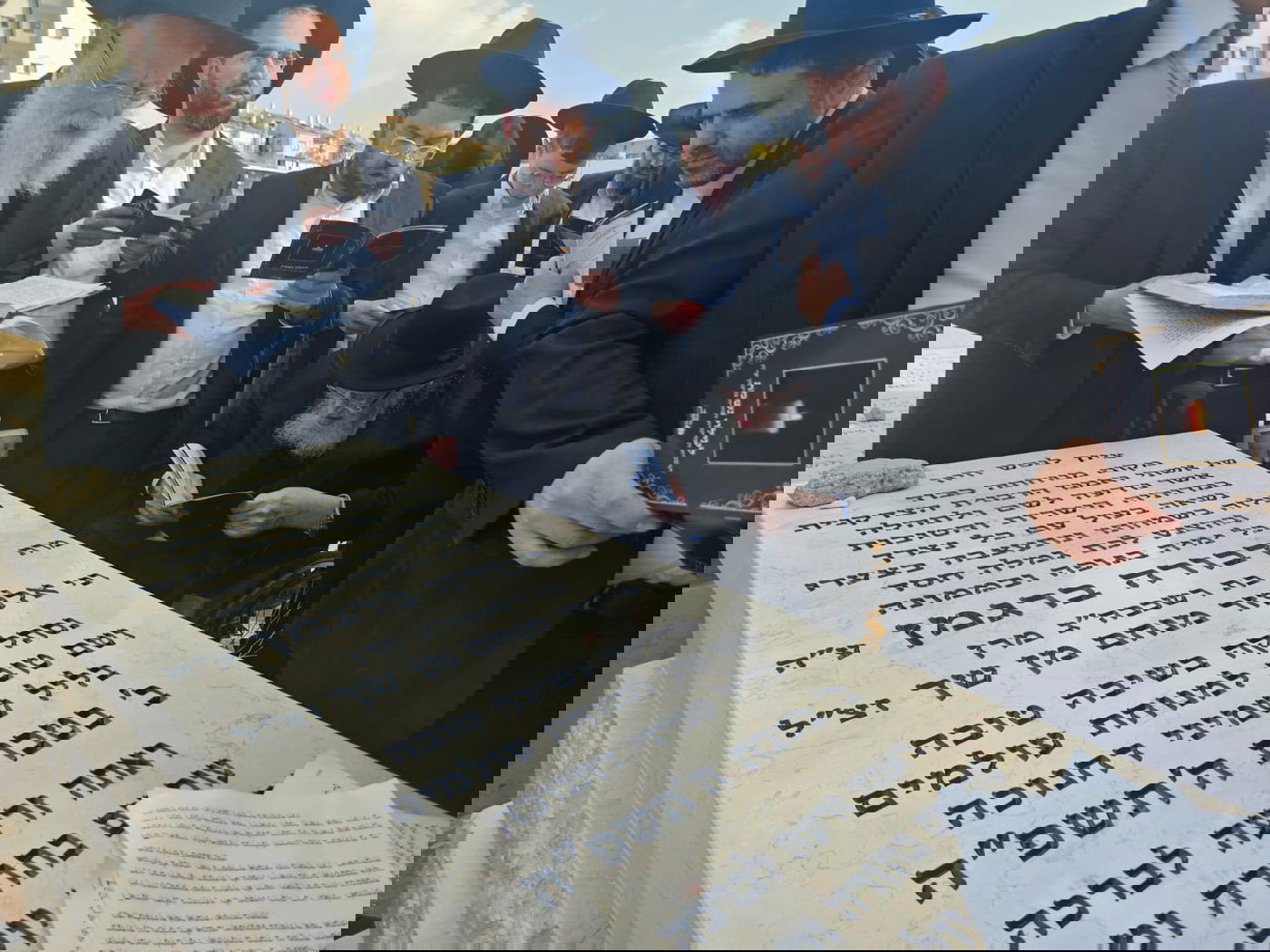 הגרמ"צ ברגמן בעליה לקבר רעייתו הרבנית הצדקנית ע"ה