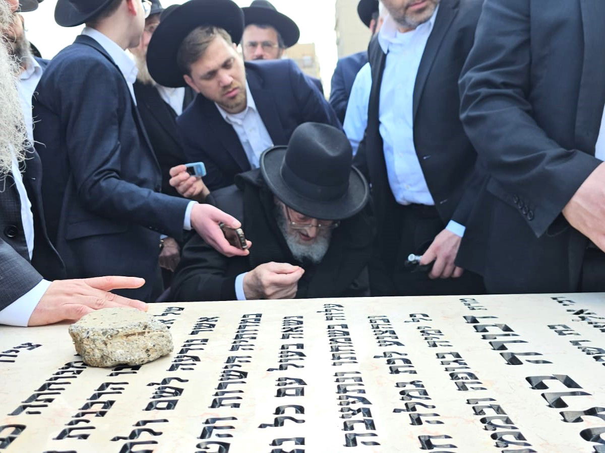 הגרמ"צ ברגמן בעליה לקבר רעייתו הרבנית הצדקנית ע"ה