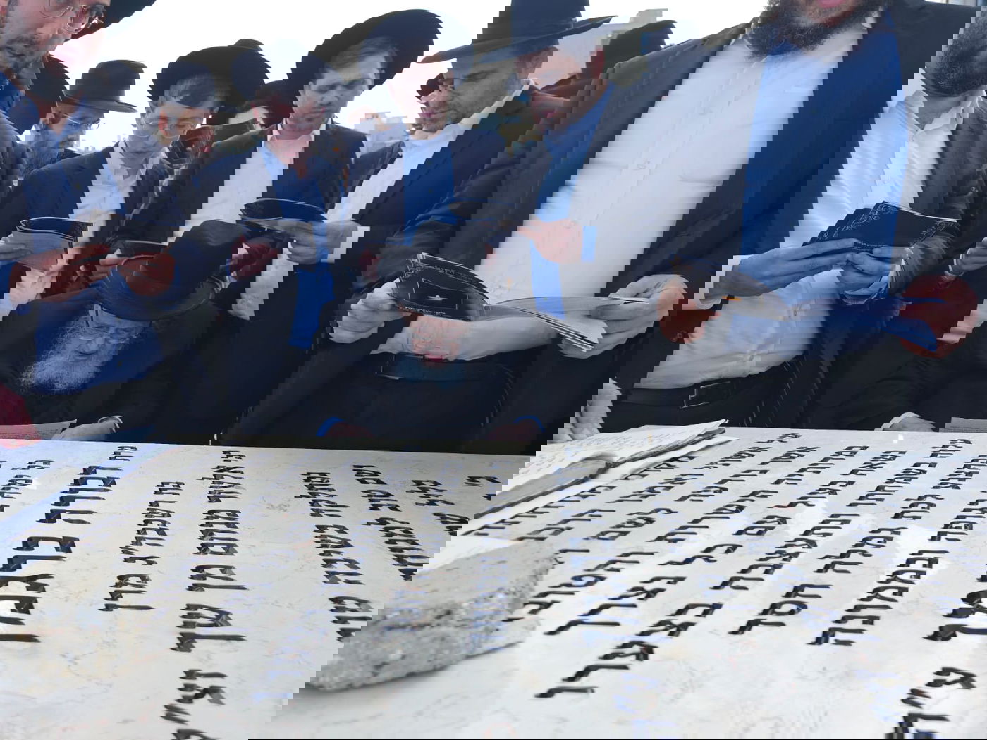 הגרמ"צ ברגמן בעליה לקבר רעייתו הרבנית הצדקנית ע"ה