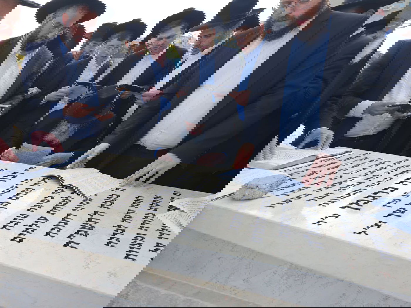 הגרמ"צ ברגמן בעליה לקבר רעייתו הרבנית הצדקנית ע"ה