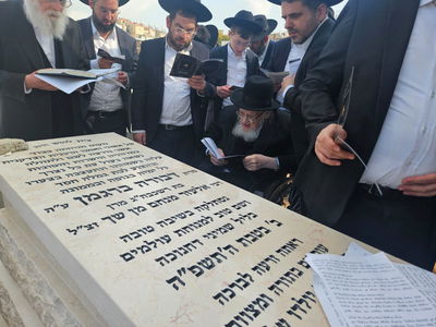 הגרמ"צ ברגמן בעליה לקבר רעייתו הרבנית הצדקנית ע"ה
