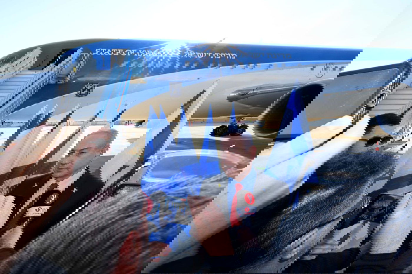 נתניהו בעליה למטוס, בדרך לוושינגטון