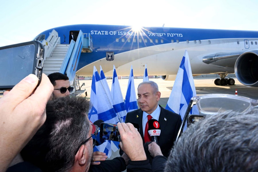 נתניהו בעליה למטוס, בדרך לוושינגטון