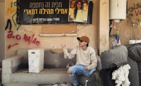 אמילי דמארי בפתח ביתה היום