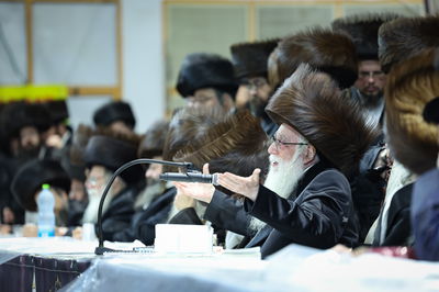 האדמו"ר מצאנז בשמחה במעונו