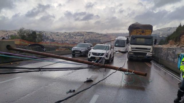 עמודי חשמל קרסו בכביש בגין בירושלים ותאונה מחרידה בכביש 443
