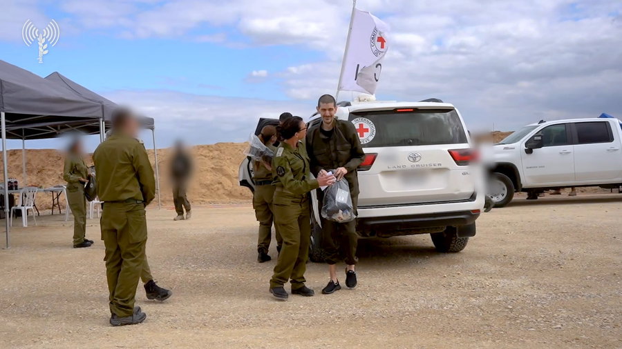  אוהד בן-עמי ואור לוי עוברים לידי כוחות צה"ל