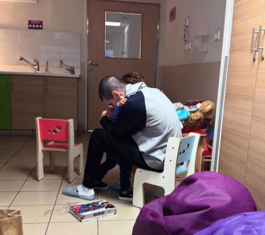 רגע מרגש: לאחר 491 יום בשבי, אור לוי מתאחד עם בנו אלמוג