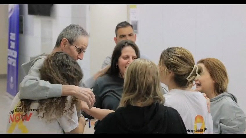 אוהד בן-עמי במפגש המרגש עם בנותיו