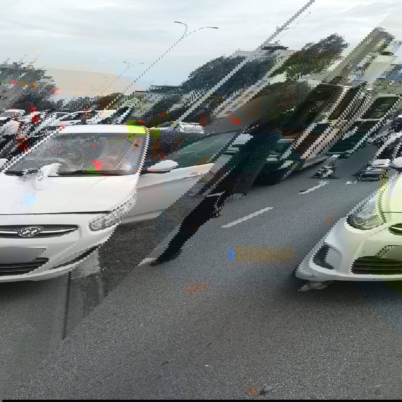 מחריד: חצה כביש - ורכב פגע בו בעוצמה, החייאה במקום