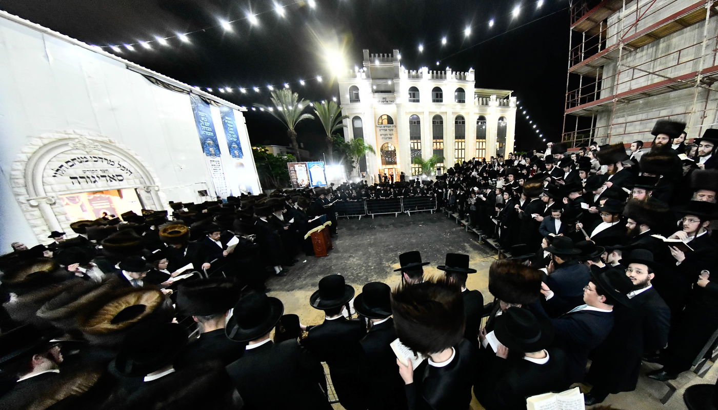 מוצאי שבת שירה בחצה"ק סאדיגורה