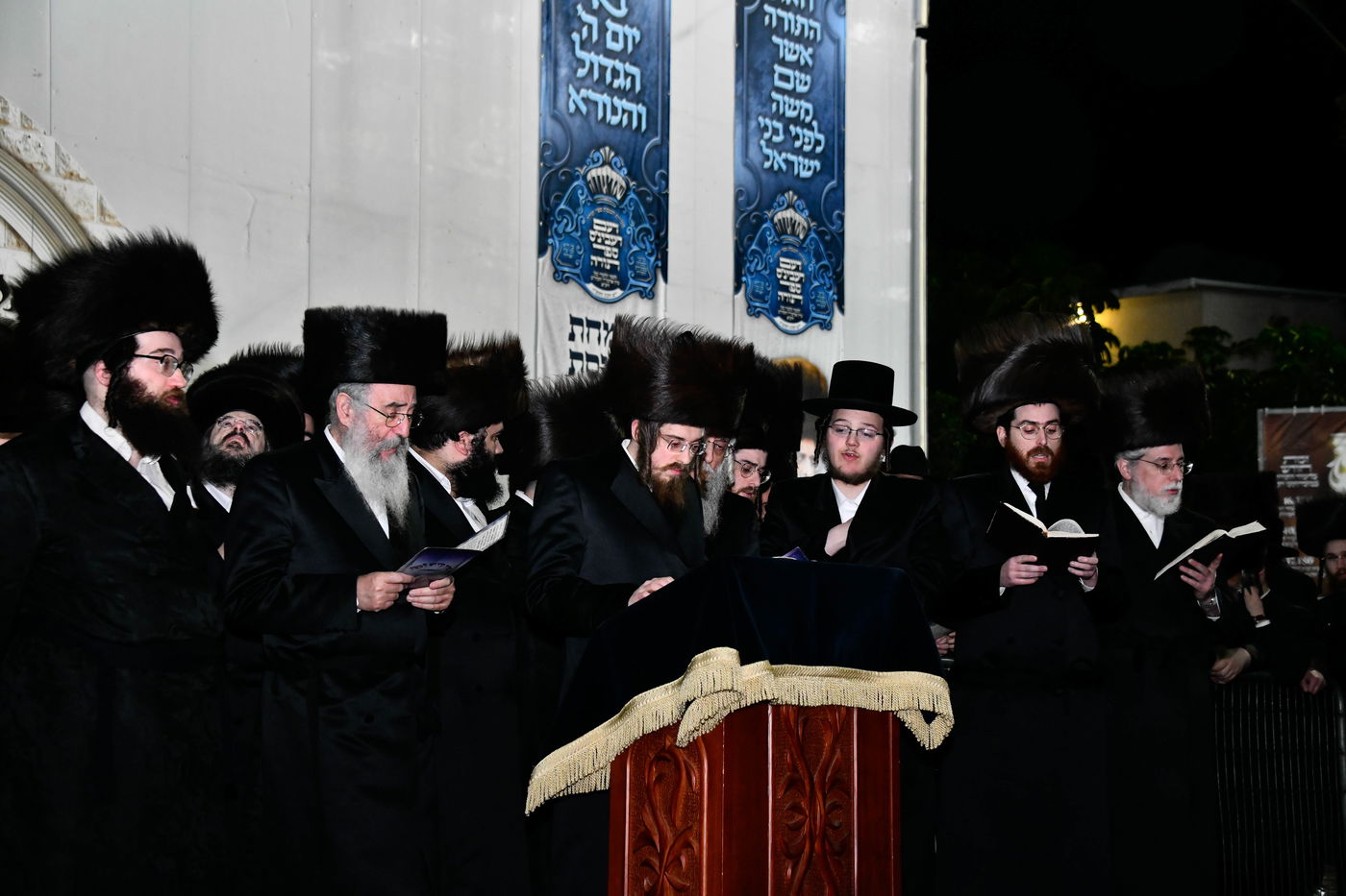 מוצאי שבת שירה בחצה"ק סאדיגורה