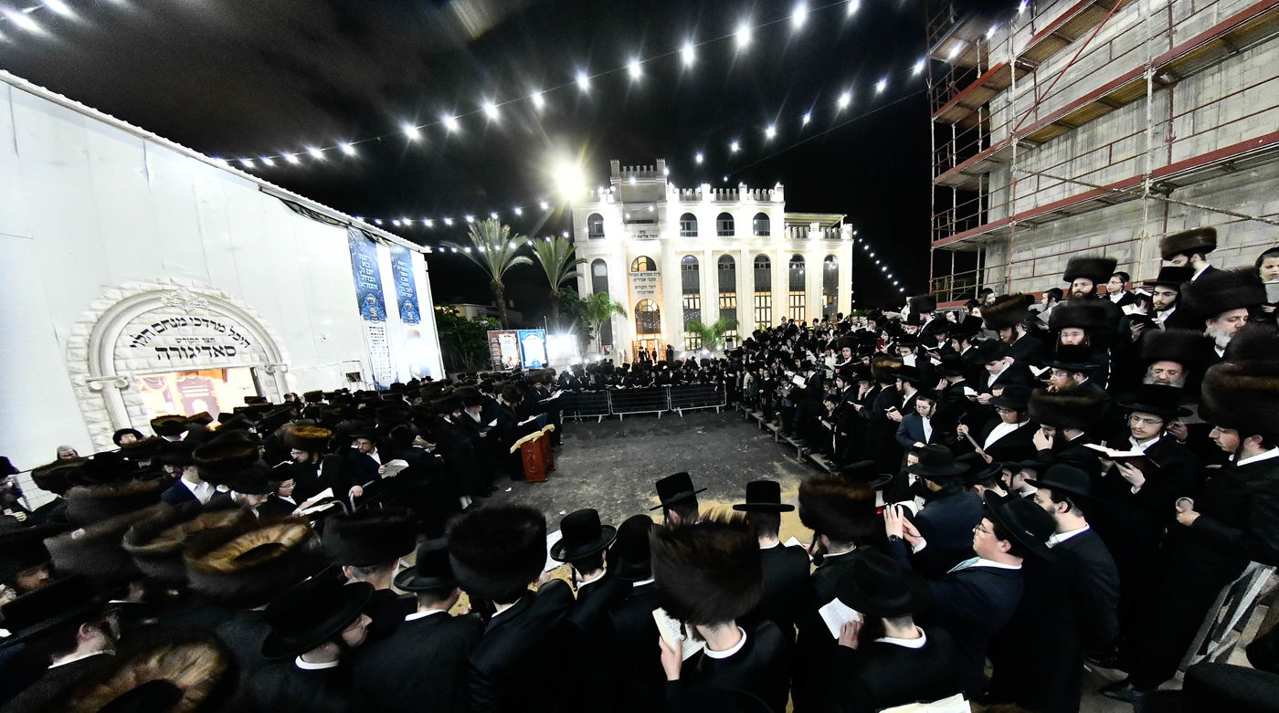 מוצאי שבת שירה בחצה"ק סאדיגורה