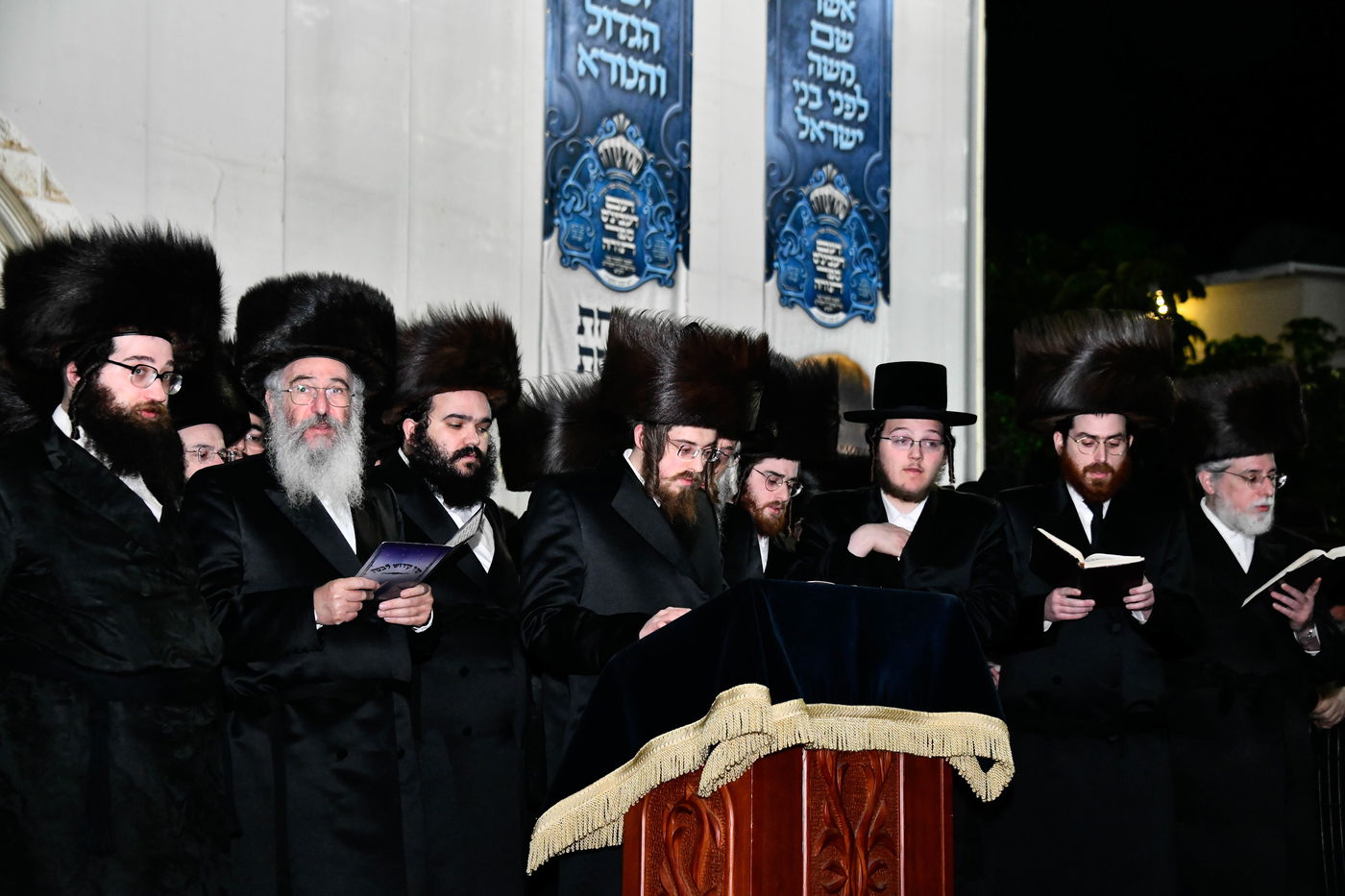 מוצאי שבת שירה בחצה"ק סאדיגורה