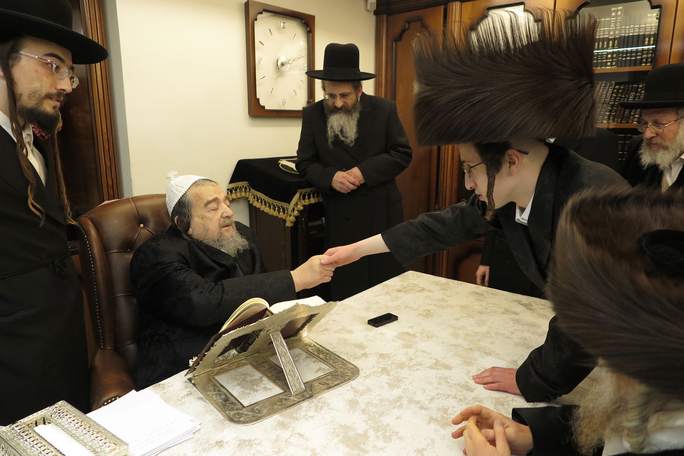 אב''ד פשעווארסק לונדון בביקור אצל  הגה''צ רבי יעקב מאיר שכטער 