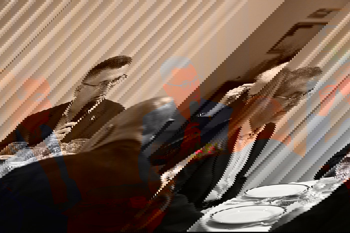 סער בתדרוך עם השגרירים