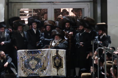 מוצאי שבת שבע ברכות בויז'ניץ