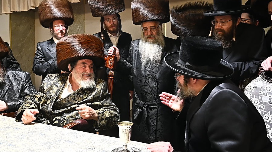 האדמו"ר מויז'ניץ בשירה עם האדמו"ר מסקולען בשמחה