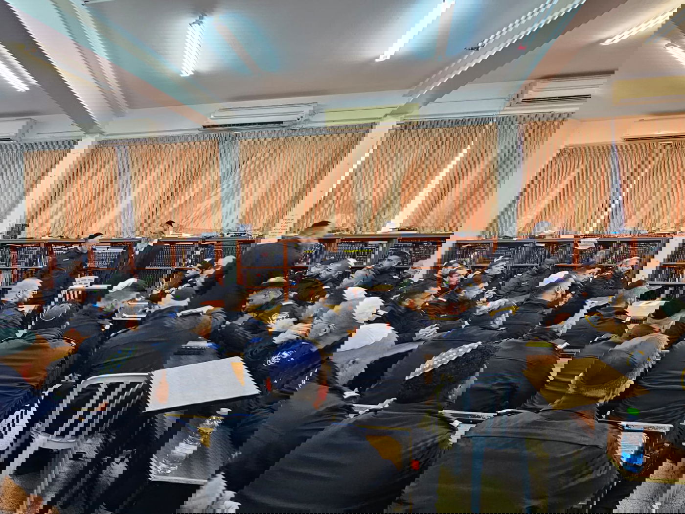 הקצינים הבאים עם ראש הישיבה