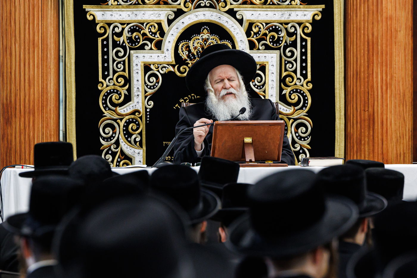 האדמו"ר מבאבוב בשיחה בימי השובבי"ם