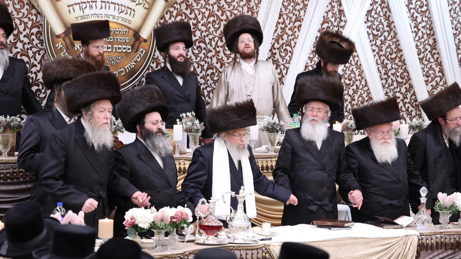 חלקת פרסים בישיבת 'פינסק קרלין' 