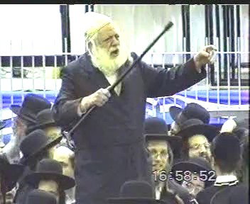 הגה"ח ר' צבי הערשקא גולומב ז"ל משמח בשמחת בית גור