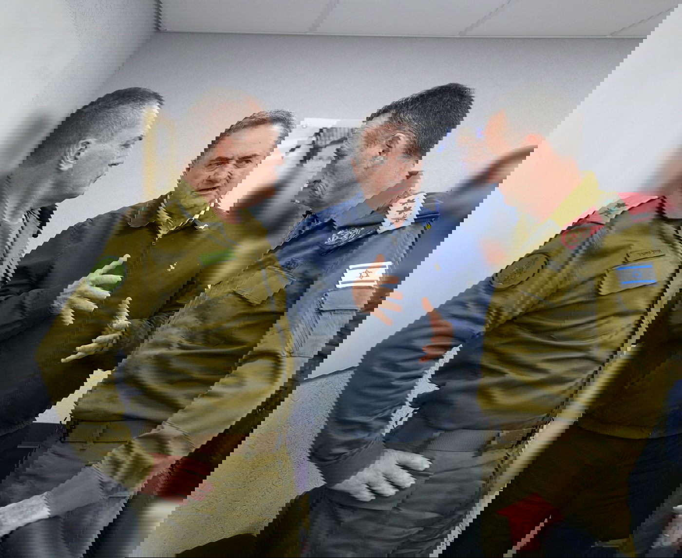 שר הביטחון עם רמטכ"ל היוצא, והנכנס.