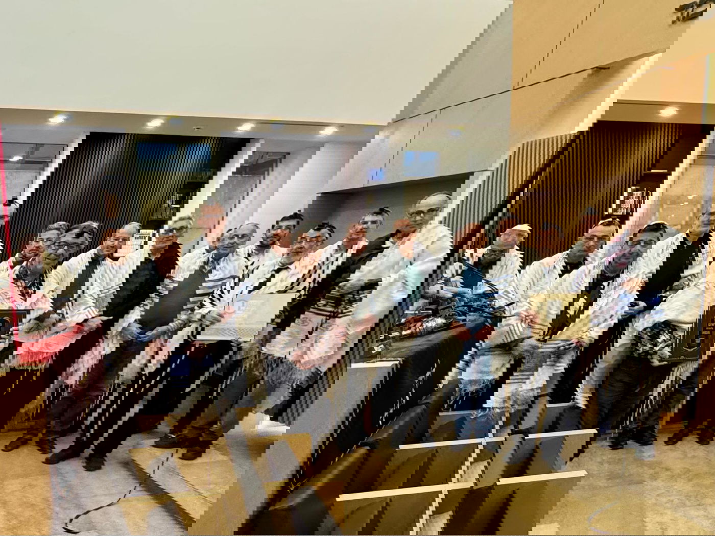 הרב שלמה זביחי רב יהדות ׳משהד׳ איראן, בקברו של הרה"ק חיים פלאג'י 