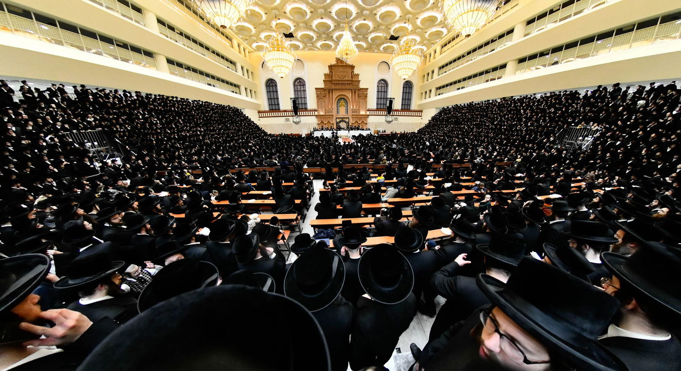 האדמו"ר מויז'ניץ בעריכת השולחן לרגל ט"ו בשבט