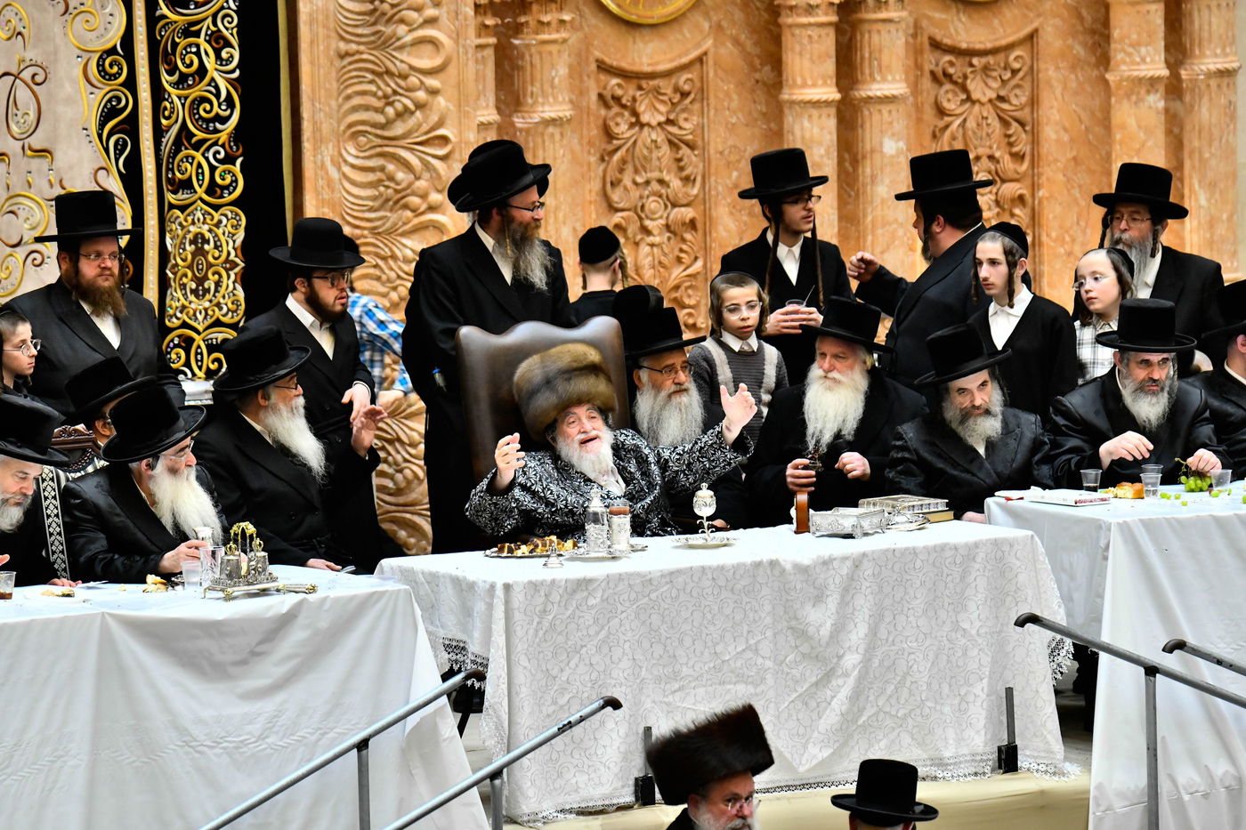 האדמו"ר מויז'ניץ בעריכת השולחן לרגל ט"ו בשבט