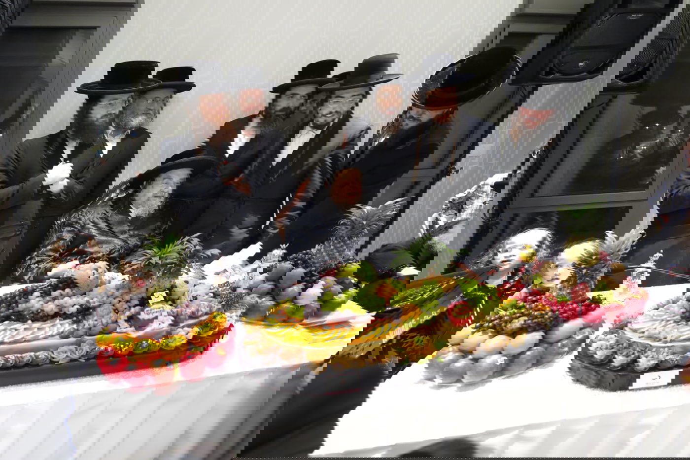 טיש ט"ו בשבט אצל הגה"צ רבי יעקב מאיר שעכטער