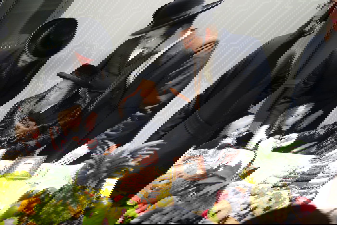 טיש ט"ו בשבט אצל הגה"צ רבי יעקב מאיר שעכטער