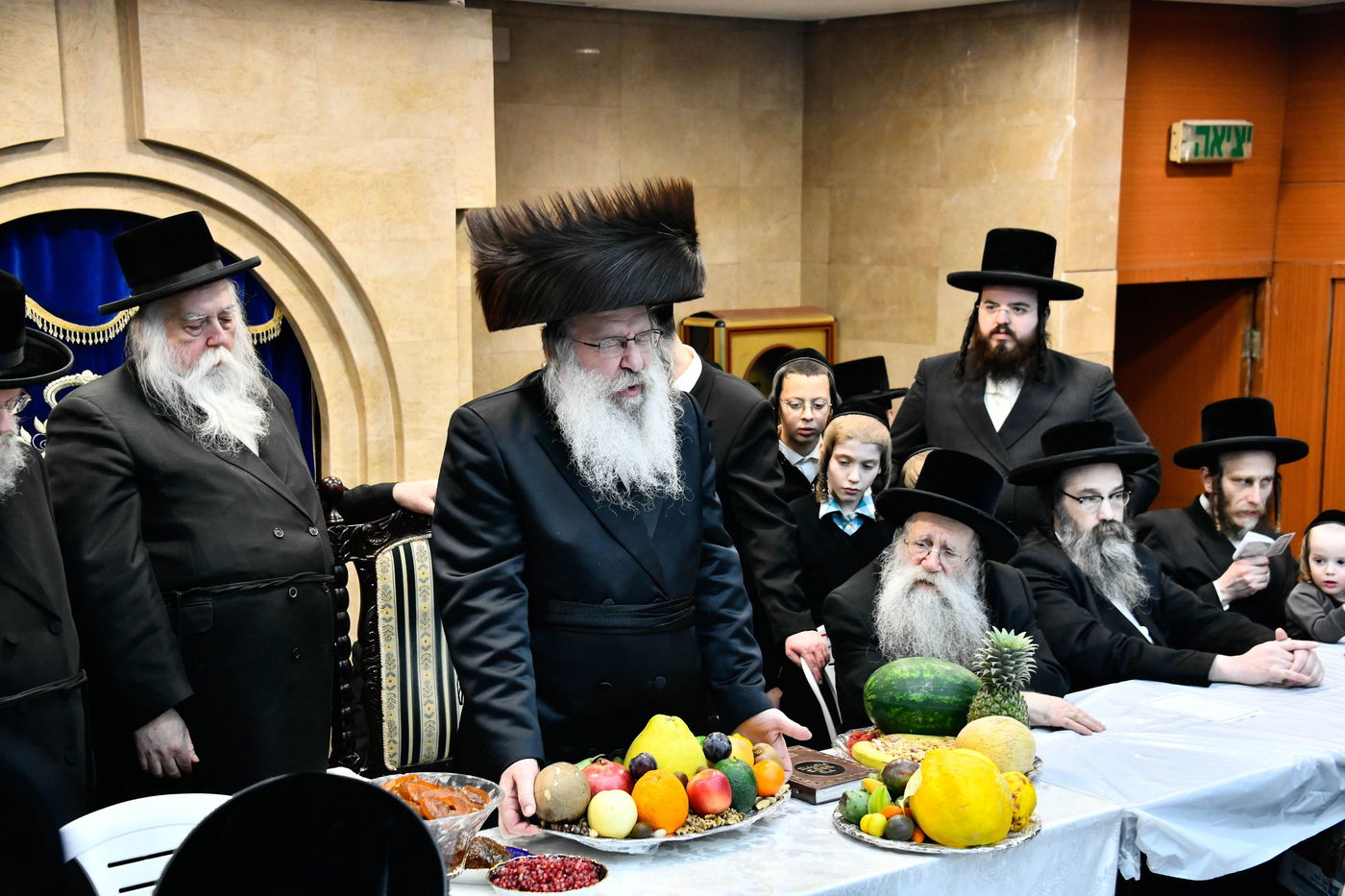 האדמו"ר מנדבורנה בטיש ט"ו בשבט