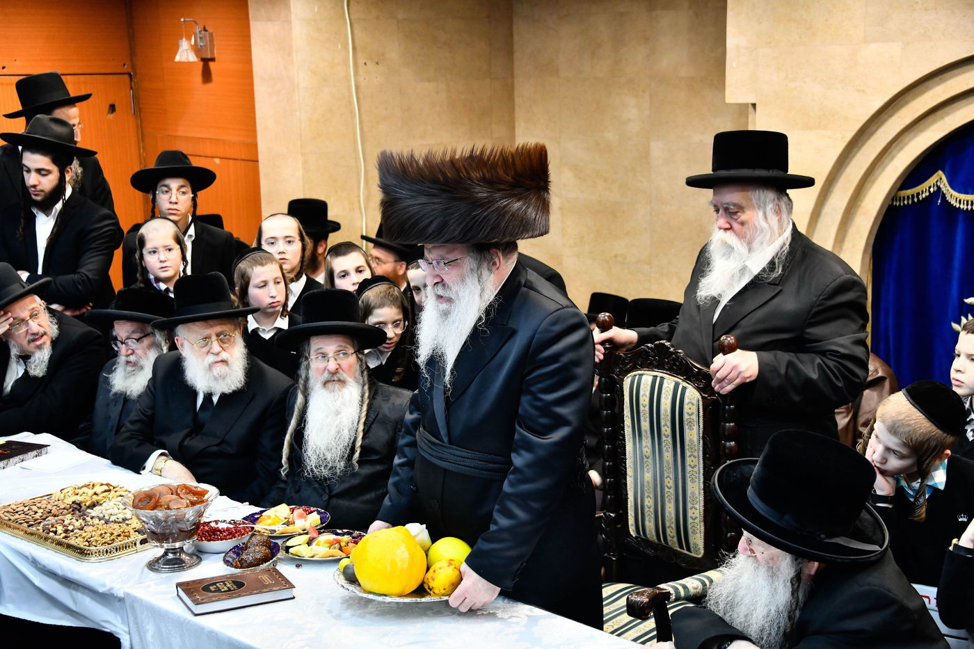 האדמו"ר מנדבורנה בטיש ט"ו בשבט