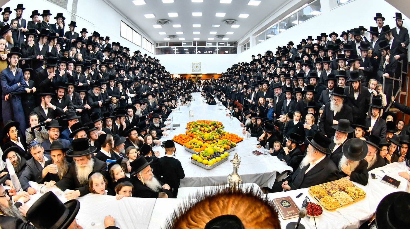 האדמו"ר מנדבורנה בטיש ט"ו בשבט