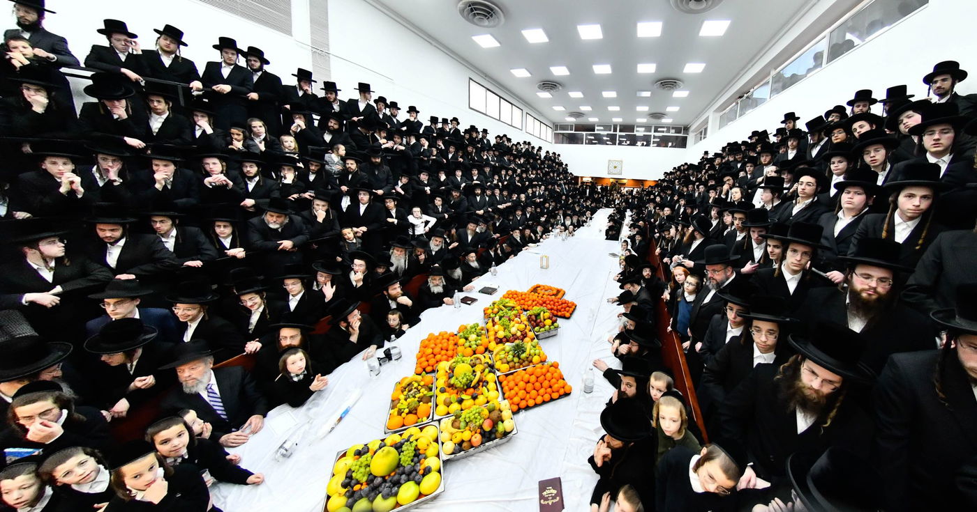 האדמו"ר מנדבורנה בטיש ט"ו בשבט