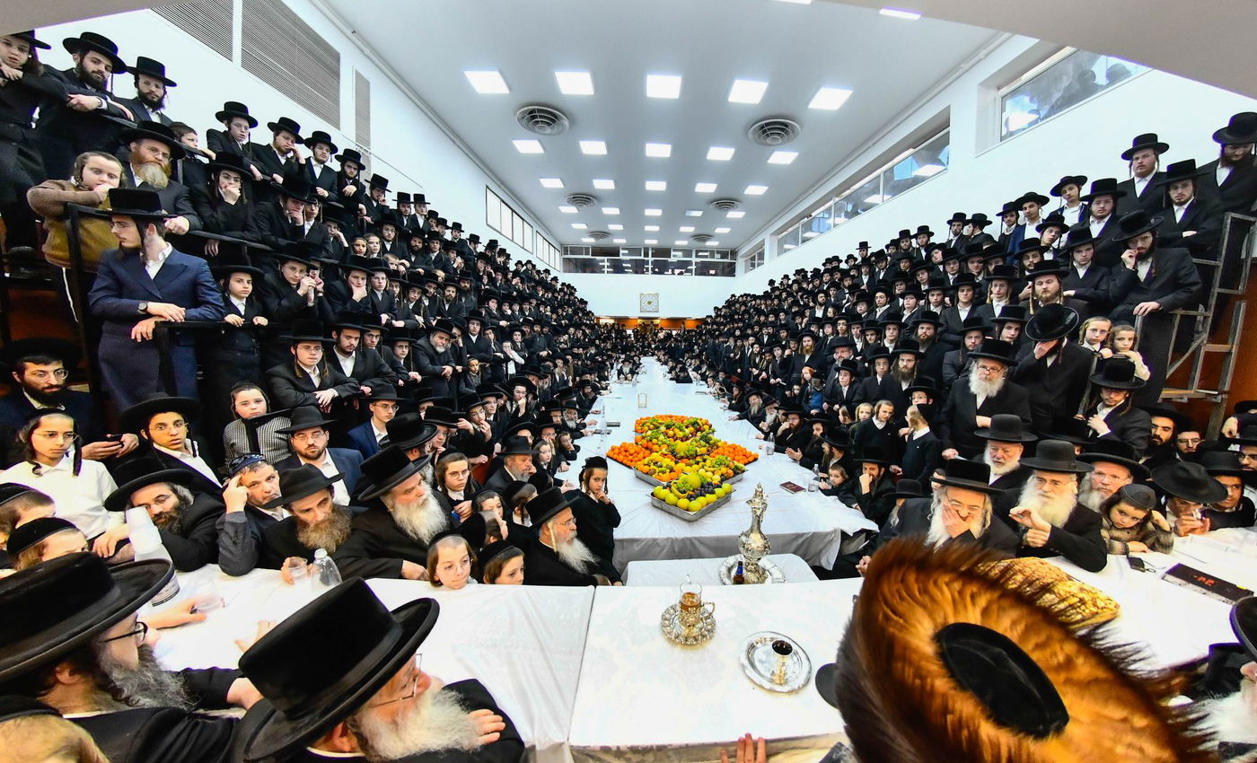 האדמו"ר מנדבורנה בטיש ט"ו בשבט