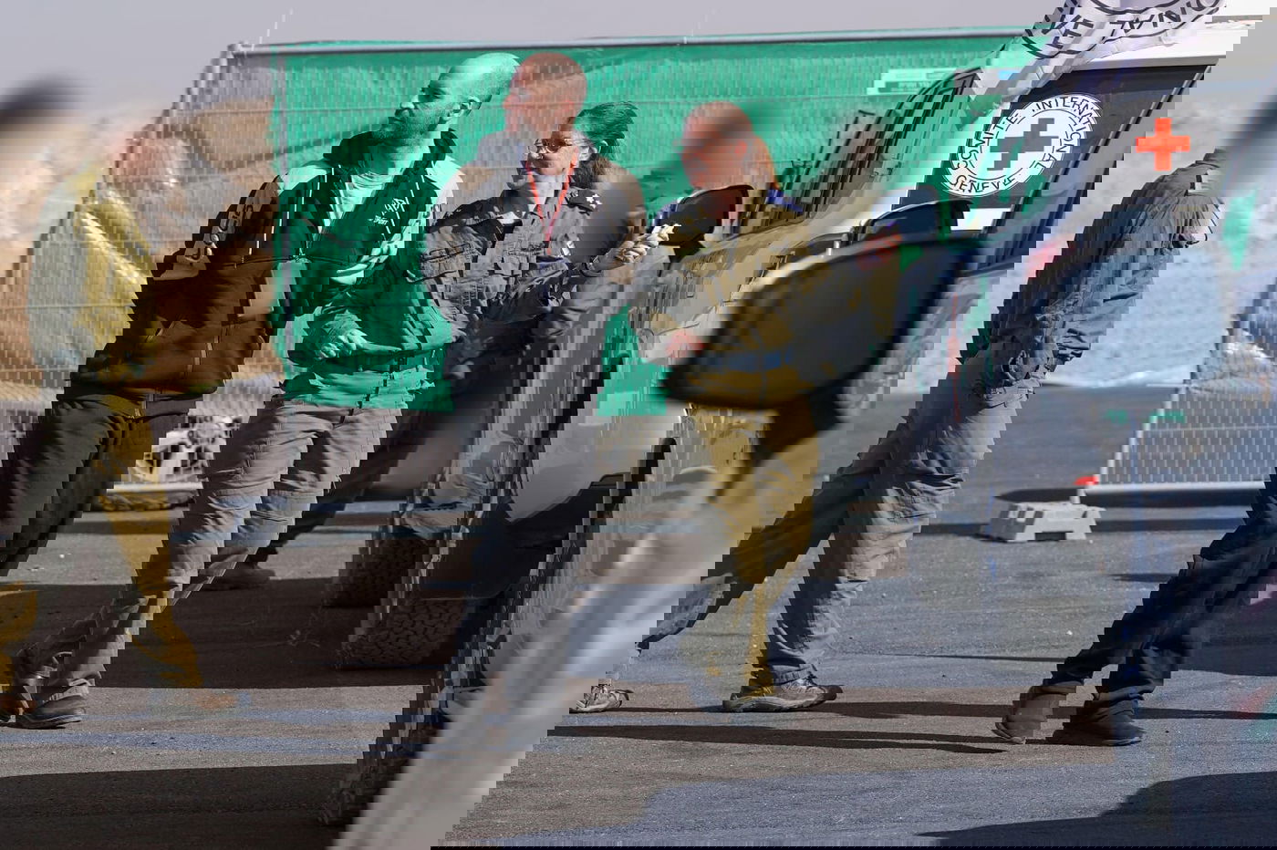 בטקס ראווה בחאן יונס בבוקר שבת: יאיר הורן, סשה טרופנוב ושגיא דקל חן שוחררו מהשבי