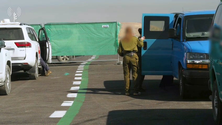 שלושת החטופים עוברים לידי כוח צה"ל