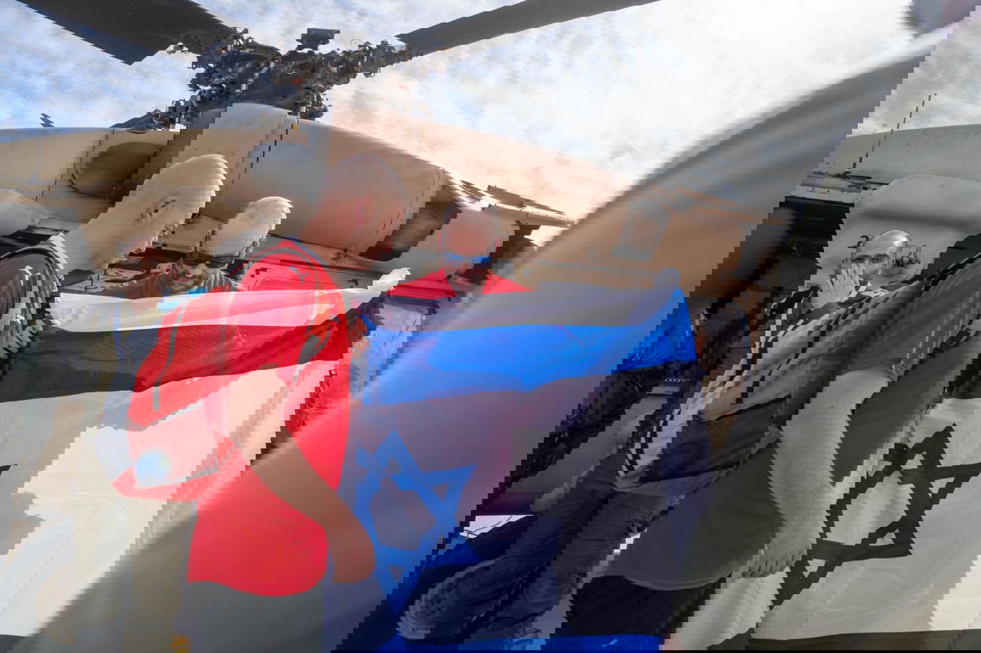 יאיר מגיע עם משפחתו לבית החולים איכילוב