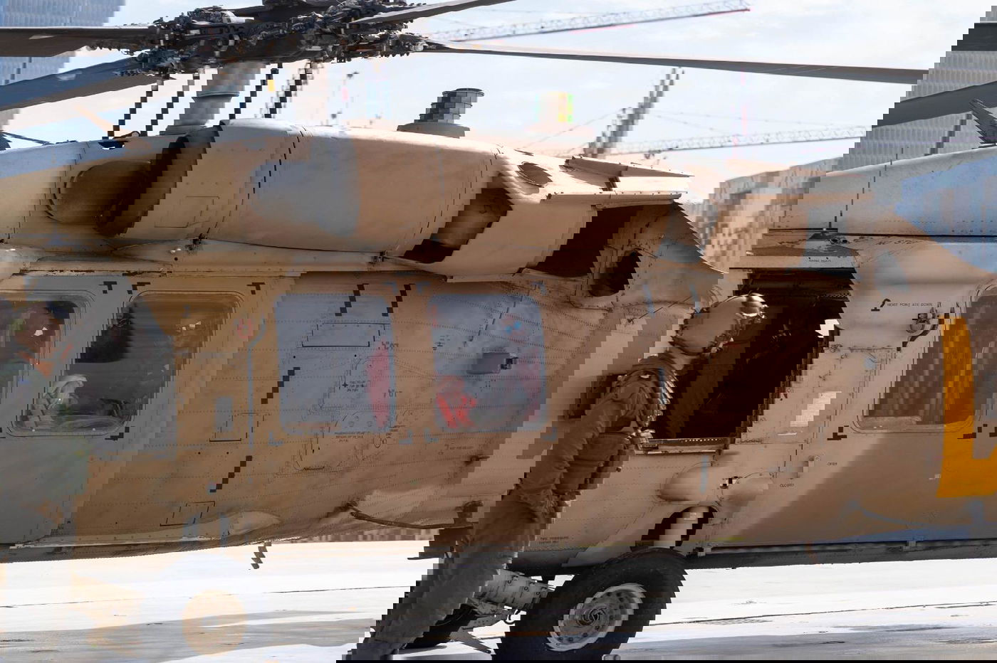 יאיר מגיע עם משפחתו לבית החולים איכילוב