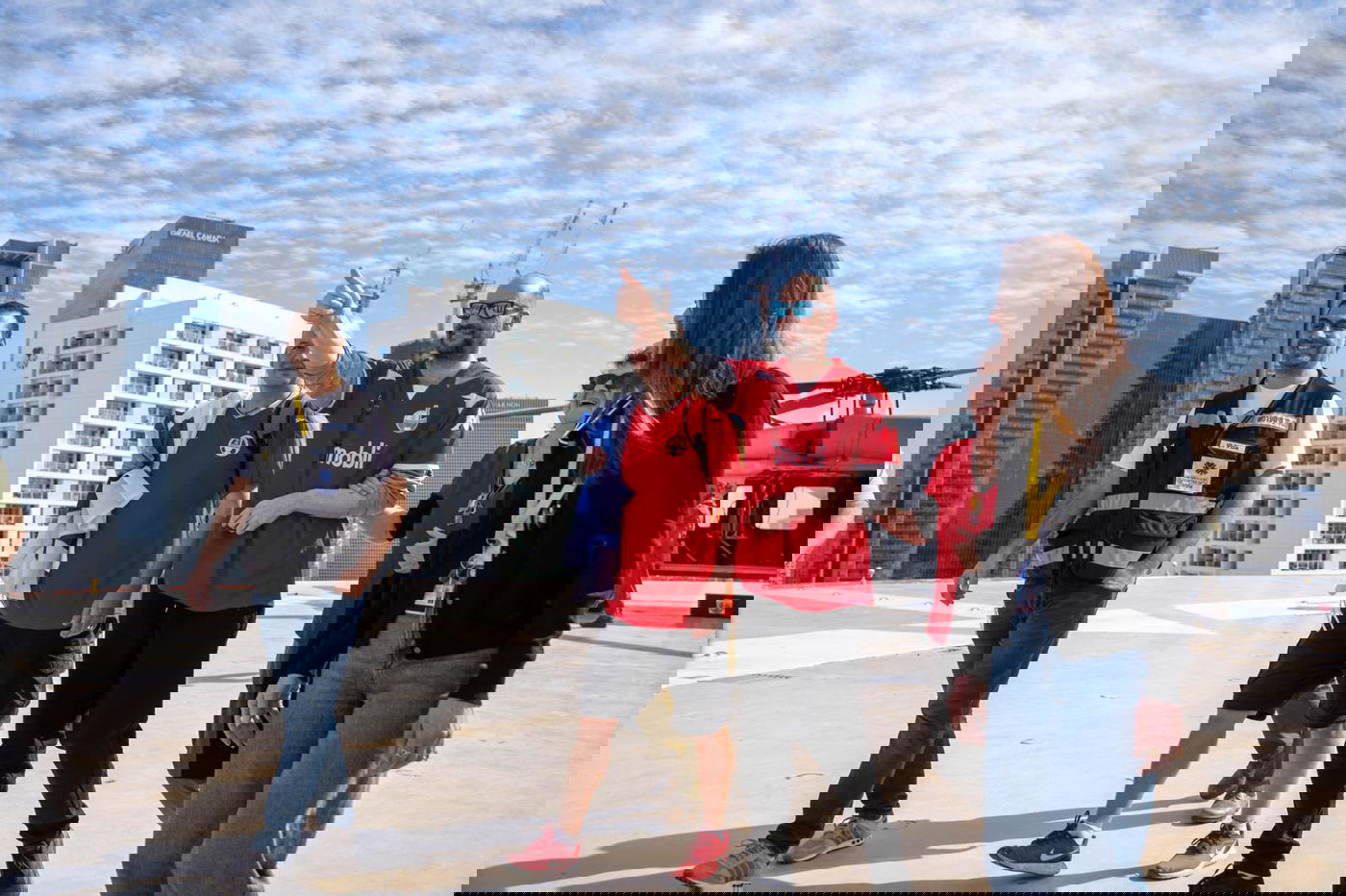 יאיר מגיע עם משפחתו לבית החולים איכילוב