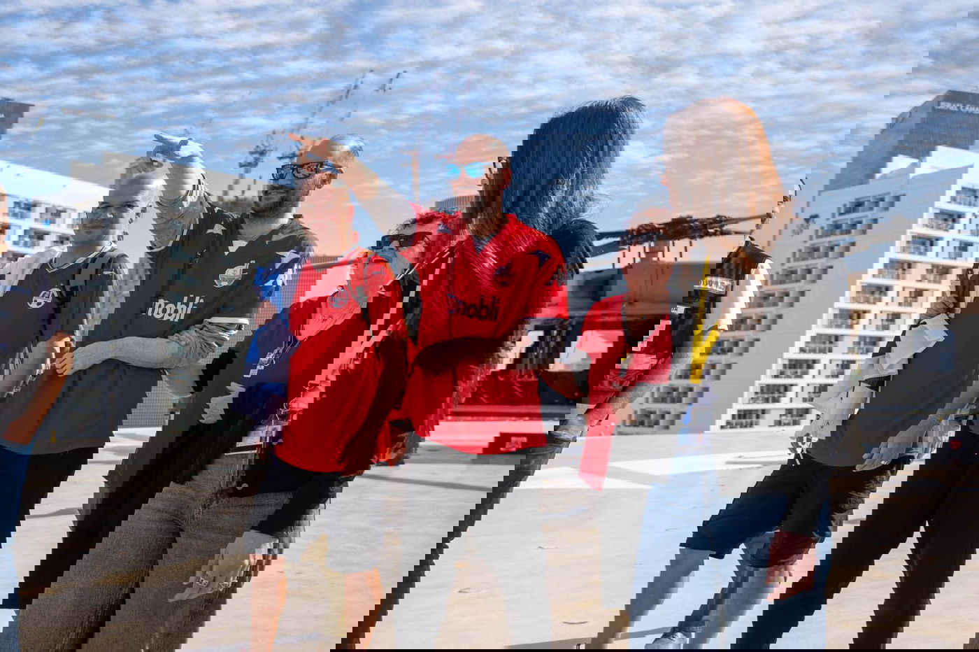 יאיר מגיע עם משפחתו לבית החולים איכילוב