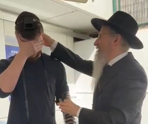 ברגעי הנחת התפילין עם הרב בערל לאזאר, יום אחרי שחרורו מעזה