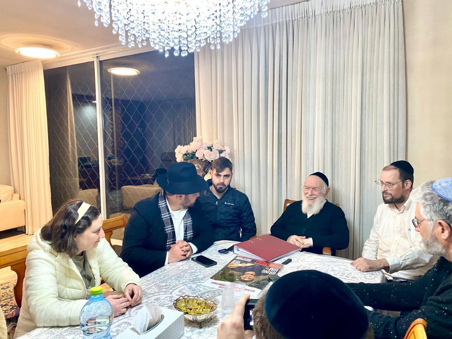 ילנה טרופנוב במעונו של הגר"י זילברשטיין