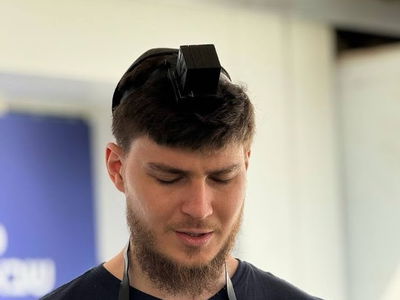 הנחת התפילין הראשונה והמרגשת של אלכסנדר טרופנוב