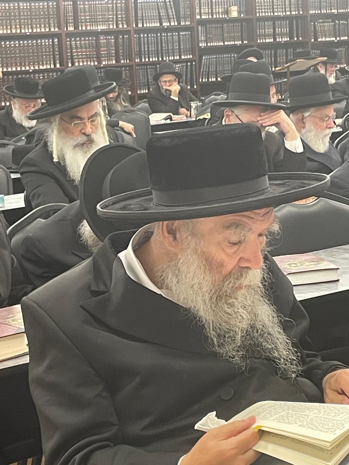 האדמו"ר מדושינסקיא בפאלם ביטש