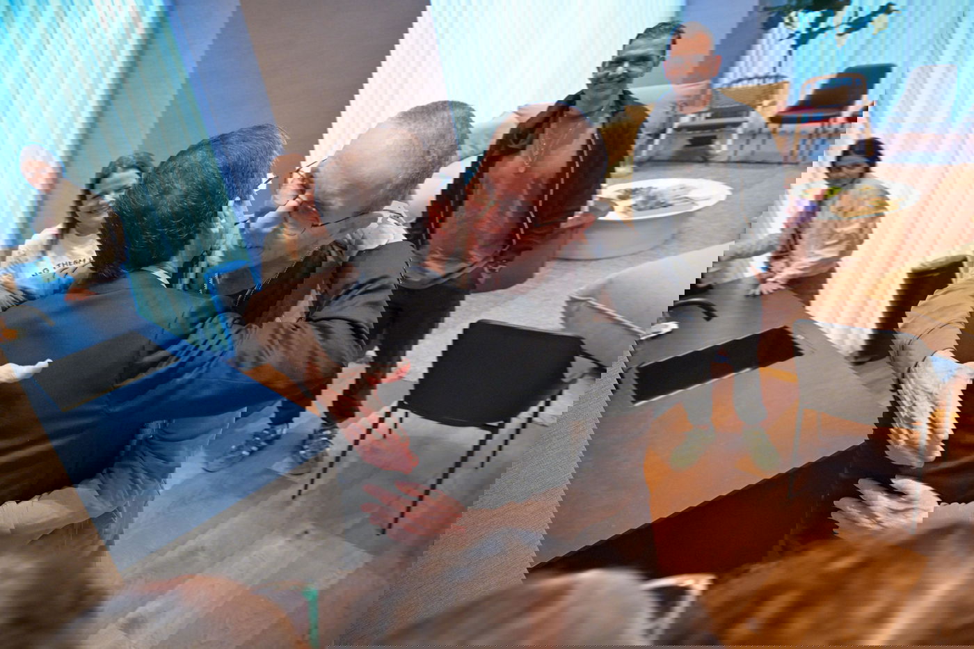 אוהד מתחבק עם הישא